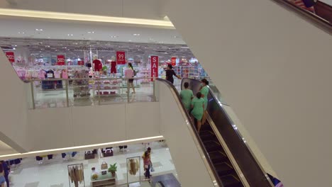 Empleados-Y-Compradores-Dentro-De-Los-Grandes-Almacenes-Metro-En-Ayala-Mall-En-La-Ciudad-De-Cebú,-Filipinas