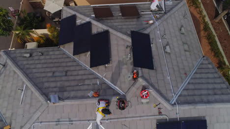 Trabajadores-Ocupados-Instalando-Paneles-Solares-En-El-Techo-De-Una-Casa-En-Los-Angeles,-California,-En-Un-Día-Soleado