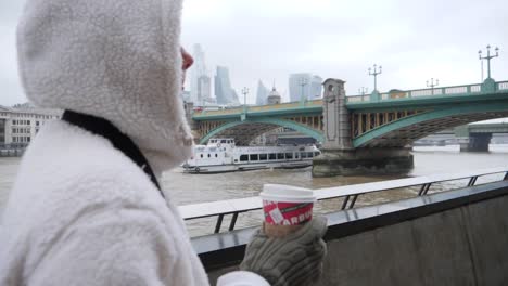 Mujer-Reina-De-Londres-Caminar-Con-Vaso-De-Plástico