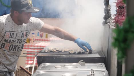 El-Hombre-Cocina-Pescado-En-La-Calle,-Cámara-Lenta.