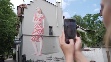 Girl-take-picture-of-Polish-graffiti