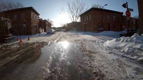 POV-Hyperlapse-Beim-Fahren-Auf-Vereisten-Straßen-Auf-Der-Insel-Montreal-An-Einem-Sonnigen-Tag-Mit-Klarem-Blauen-Himmel,-Der-Am-Ziel-Ankommt