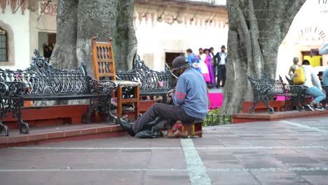 Viejo-Limpiabotas-En-La-Plaza-De-Taxco,-México,-Paisaje-Auténtico,-Cámara-Lenta