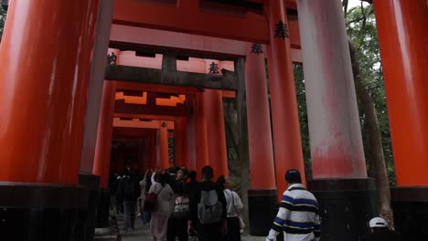 The-best-place-to-visit-in-Kyoto---the-famouse-shinto-shrines-red-torries