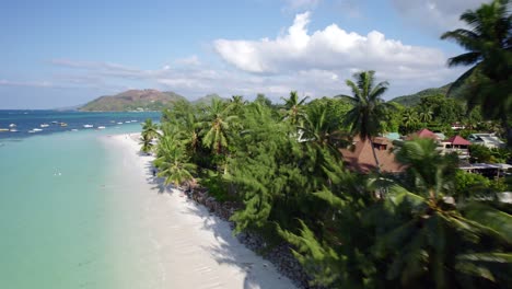 Drohne-Fliegt-über-Den-Strand-Von-Cote-D&#39;Or-In-Der-Nähe-Von-Palmen-Und-Restaurants,-Seychellen