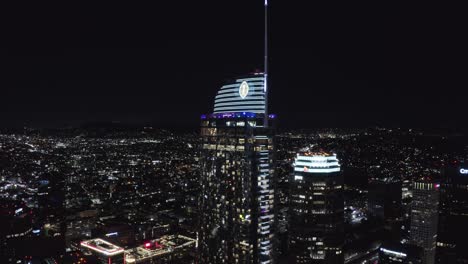 Luftaufnahme-Des-Wilshire-Grand-Centre-Tower-In-Der-Innenstadt-Von-Los-Angeles,-Kalifornien-Bei-Nacht