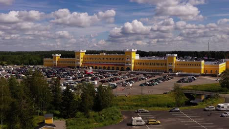 Vista-Aérea-Del-Centro-Comercial-Y-Hotel-Keskinen-Kylakauppa-En-Tuuri,-Finlandia---En-Aumento,-Disparo-De-Drone