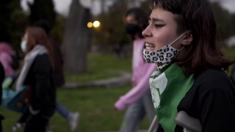 Una-Mujer-Enojada-Canta-Ferozmente-Mientras-Marcha-Con-Muletas-Durante-La-Protesta-Del-Día-Internacional-De-La-Mujer-En-Quito,-Ecuador.