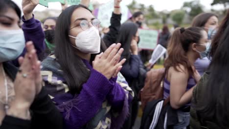 Las-Mujeres-Se-Reúnen-Y-Se-Preparan-Para-La-Protesta-Durante-El-Día-Internacional-De-La-Mujer-En-Quito,-Ecuador.