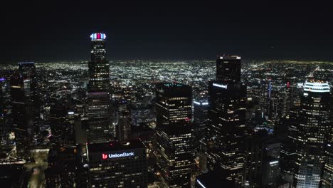 Edificios-Del-Centro-De-Los-Angeles-Ca-Usa-Por-La-Noche,-Luces-Y-Horizonte-Del-Paisaje-Urbano,-Vista-Aérea