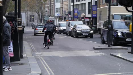 Morgenansturm-In-Der-Londoner-Straße