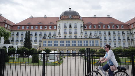 Viele-Fahrräder-Vor-Dem-Grand-Hotel-In-Sopot