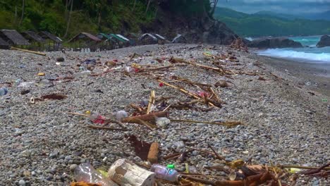 Die-Umweltverschmutzung-Ist-Allzu-Offensichtlich,-Da-Tausende-Von-Plastikflaschen-Den-Strand-Von-Looc-Village-In-Surigao-Del-Norte,-Philippinen,-Verunreinigen