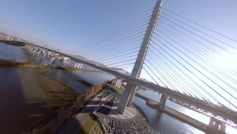 FPV-Akrobatikflug-Unter-Der-Samuel-de-Champlain-Brücke-über-Den-Saint-Lawrence-River