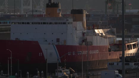 Nahaufnahme-Von-Uns-Küstenwachschiff,-Das-Bei-Sonnenuntergang-Im-Hafen-Festgemacht-Hat,-Seattle,-Washington,-USA