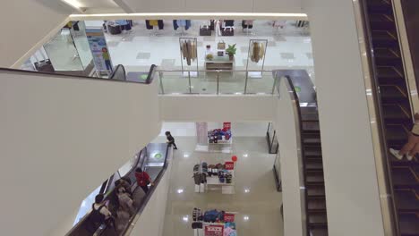 Incline-Hacia-Arriba-El-Clip-De-Los-Compradores-Subiendo-Las-Escaleras-Mecánicas-Dentro-De-Los-Grandes-Almacenes-Metro-Dentro-Del-Centro-Comercial-Ayala-En-La-Ciudad-De-Cebú,-Filipinas