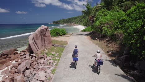 Pareja-De-Luna-De-Miel-Cying-A-Lo-Largo-De-La-Costa-De-La-Isla-De-La-Digue,-Seychelles