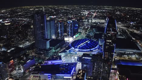 Los-Angeles-Ca-Usa-Por-La-Noche,-Vista-Aérea-De-Crypto-Arena,-Teatro-Pavo-Real-Y-Torres-Iluminadas