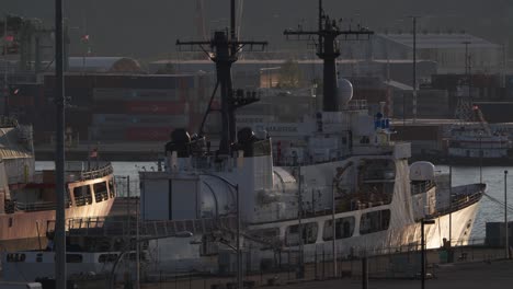 Seattle-Wa-Usa,-Schiff-Der-US-Küstenwache-Im-Hafen-Bei-Sonnenuntergang,-Nahaufnahme