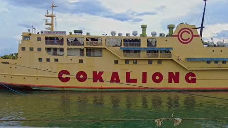 Uno-De-Los-Doce-Ferries-Roll-On-Roll-Off-De-Cokaliong-Que-Operan-Entre-Visayas-Y-Mindanao-En-Filipinas.