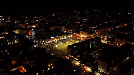 Vista-Aérea-Girando-Hacia-La-Plaza-Del-Mercado-Iluminada-Por-La-Noche-De-Vaasa,-Invierno-En-Finlandia