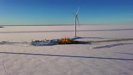 Vista-Aérea-Alrededor-De-Los-Transbordadores-De-Automóviles-En-El-Muelle-De-Oulunsalo,-En-Oulu,-Finlandia---órbita,-Disparo-De-Drone