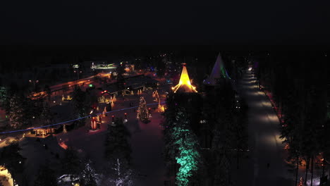 Vista-Nocturna-De-Drones-Del-Pueblo-De-Papá-Noel-Y-La-Calle-Trasera,-Finlandia,-Toma-Panorámica