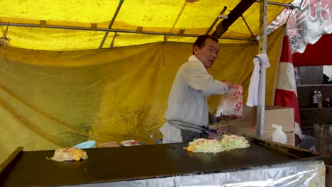 Japanischer-Streetfood-Koch,-Der-Das-Beste-Okonomiyaki-In-Kyoto-Brät