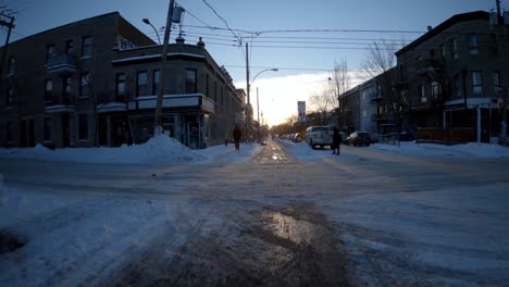 Hiperlapso-Pov-Conduciendo-Por-Caminos-Helados-Y-Nevados-En-La-Isla-De-Montreal-Durante-La-Puesta-De-Sol