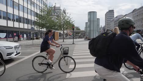 Many-bicycles-in-street,-slow-motion