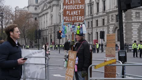 Anciano-Protesta-Contra-La-Contaminación-Plástica