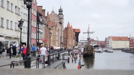 Costa-De-Gdansk-Con-Mucha-Gente-Y-Un-Barco-Pirata-Medieval.