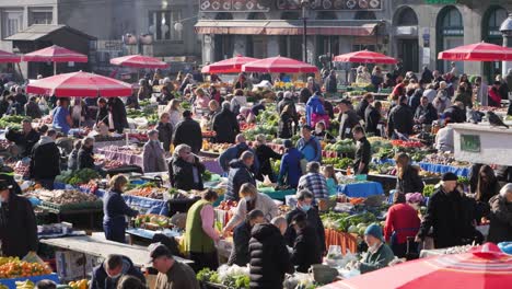 Outdoor-Zagreb-market-with-many-people,-slow-motion