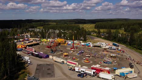 Aerial-view-in-front-of-the-Miljoona-tivoli,-summer-in-Tuuri,-Finland---rising,-tilt,-drone-shot