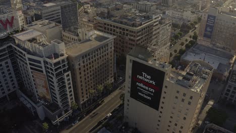 Toma-De-Drones-Del-Bulevar-De-Hollywood,-El-Paseo-De-La-Fama-Y-Los-Edificios-Del-Centro-Al-Atardecer