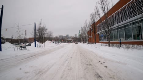 Hiperlapso-De-Movimiento-Pov-A-Lo-Largo-De-Una-Carretera-Cubierta-De-Hielo-Y-Un-Puente-Sobre-El-Río-En-El-Distrito-De-Verdún-De-Montreal-Antes-De-Llegar-Al-Destino