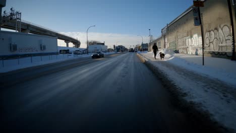 Viaje-De-Hiperlapso-Pov-En-Carreteras-Mojadas-De-Ile-De-Montreal-Durante-El-Invierno-En-Un-Día-Soleado-Y-Finalmente-Llega-Al-Destino