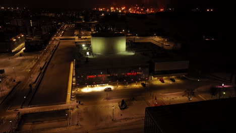 Un-Dron-Disparó-Desde-El-Teatro-Iluminado-De-Noche-De-Oulu,-Una-Noche-De-Invierno-En-Finlandia