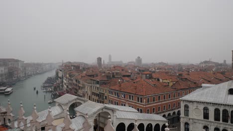 Schwenkaufnahme-Von-Venedig-Von-Der-Terrasse-Des-Rialto-Hotels-An-Einem-Nebligen,-Wolkigen-Tag