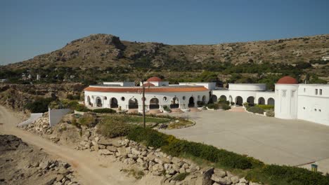 Blick-Aus-Der-Vogelperspektive-Auf-Ein-Rundes-Gebäude-An-Den-Kallithea-Quellen-Mit-Einem-Hügel-Im-Hintergrund