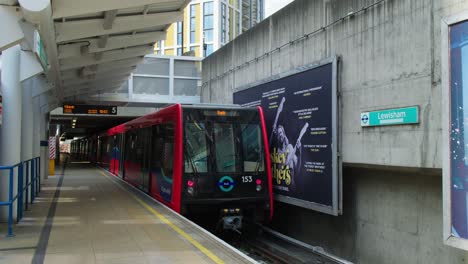 Der-DLR-Docklands-Light-Eisenbahnzug-Fährt-Vom-Bahnhof-Lewisham-Im-Südosten-Von-London,-Großbritannien-Ab