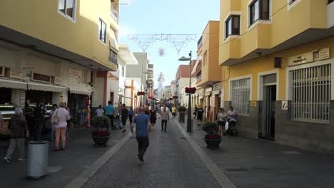 Calle-Estrecha-Y-Concurrida-En-El-Pueblo-De-Candelaria.