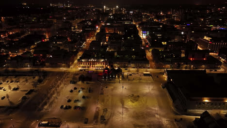 Vista-Aérea-Con-Vistas-A-La-Plaza-Del-Mercado-Iluminada-Por-La-Noche-De-Oulu,-Invierno-En-Finlandia