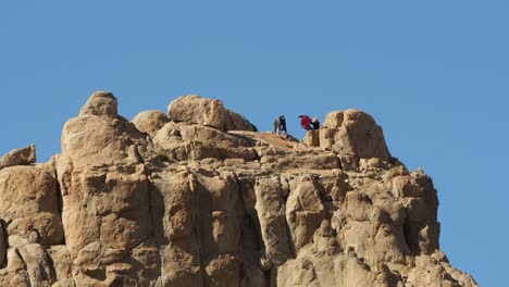 Escaladores-En-La-Cima-Del-Acantilado-En-El-Parque-Nacional-Del-Teide,-Tenerife