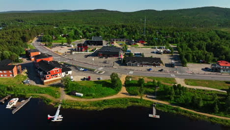 Vista-Aérea-Del-Centro-De-La-Ciudad-De-Inari,-Soleado-Día-De-Verano-En-Laponia,-Finlandia