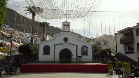 Parroquia-Del-Espìritu-Santo-Mit-Weihnachtsdekorationen-Auf-Dem-Platz-In-Der-Stadt-Los-Gigantes