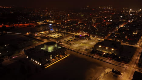 Vista-Aérea-Alrededor-De-La-Plaza-Del-Mercado-Iluminada-De-Oulu,-Noche-De-Invierno-En-Finlandia