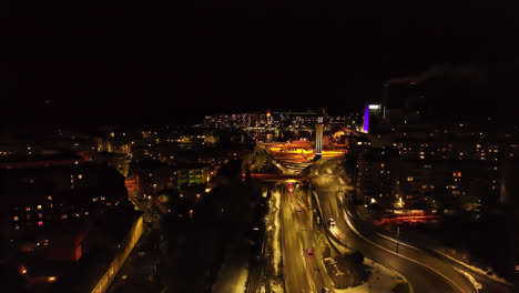 Vista-Aérea-Volando-Sobre-La-Calle-Hacia-La-Zona-De-Naistenlahti-Tampere,-Noche-En-Pirkanmaa,-Finlandia