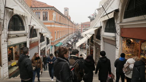 Mirando-Hacia-Abajo-En-La-Concurrida-Calle-Desde-El-Puente-De-Rialto-Después-Del-Carnaval-Cancelado