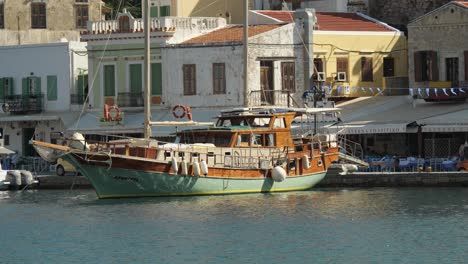 Velero-Amarrado-En-El-Puerto-De-La-Isla-Symi